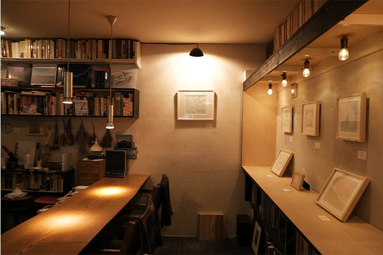「TO OV cafe/gallery」くつろげる空間で“気軽に自由に”アートを愉しむ