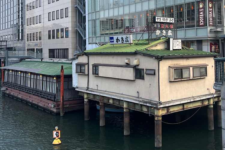 大阪最後の一隻、 大都会に浮かぶ カキ船「かき広」で過ごす時間。