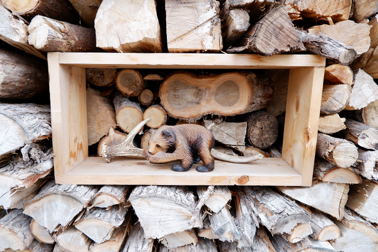 手仕事の温もりあふれる空間で、個性豊かな木彫り熊に出会う「遊木民」