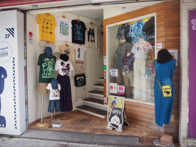 店内につながる入口では、色鮮やかなTシャツが出迎える