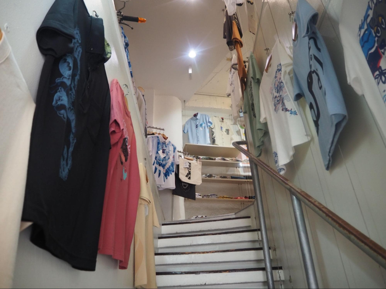 階段にさまざまなデザインのTシャツがずらり