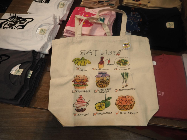 沖縄のテイストを取り入れた、小物の取り扱いも