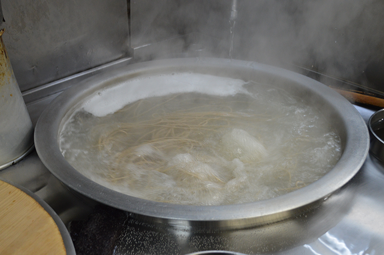 井戸水を沸かしたたっぷりのお湯で麺をゆでる