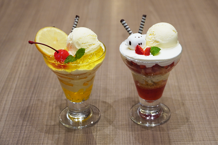 （左）季節限定パフェ（イメージ）（右）スタンダードパフェ。その時の気温などによってホイップクリームの硬さを変えるなど、よりおいしく味わっていただくためのささやかな心遣いも魅力の一つ