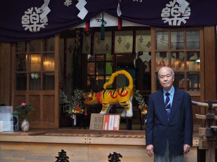 神社とまちの歴史を教えてくれた深澤さん