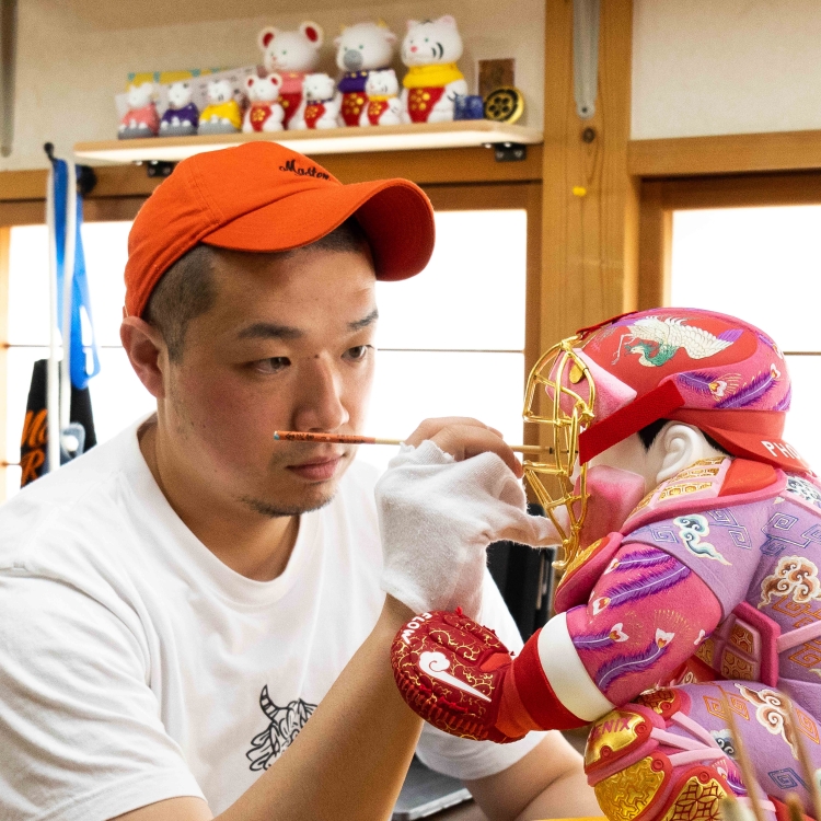 鮮やかな色合いで表現されるキャッチャーをモチーフにした博多人形 