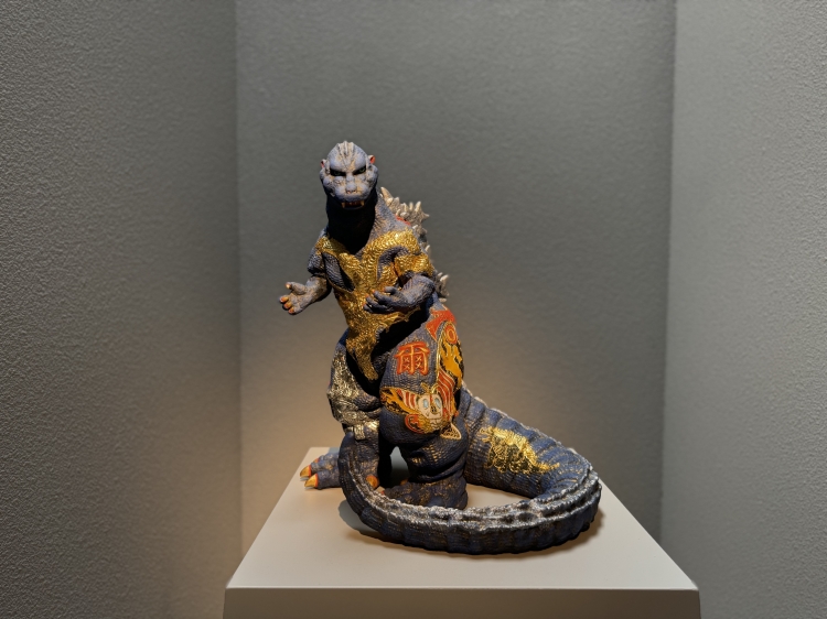 映画に登場する怪獣をモチーフにした人形 