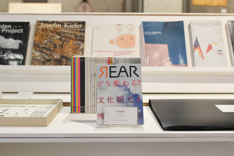 作品とともに関連書籍も展示される 