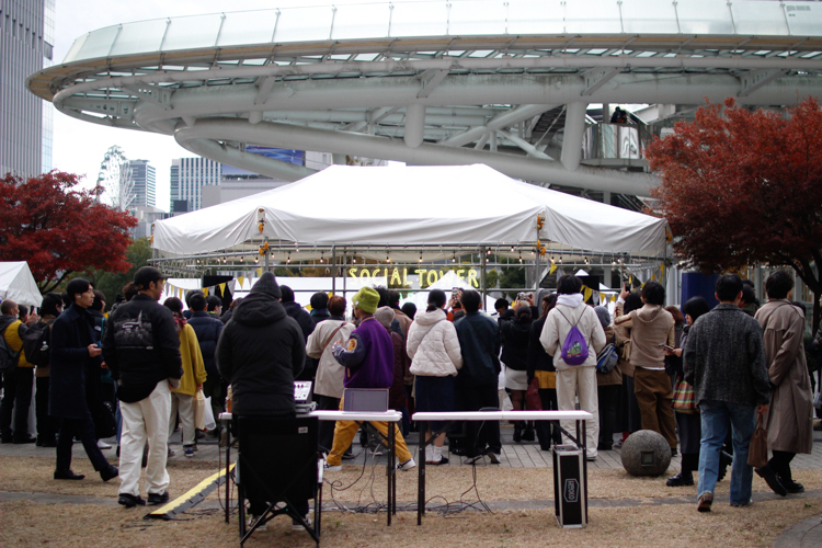 特設ステージでは音楽のパフォーマンスで会場を賑わせている 