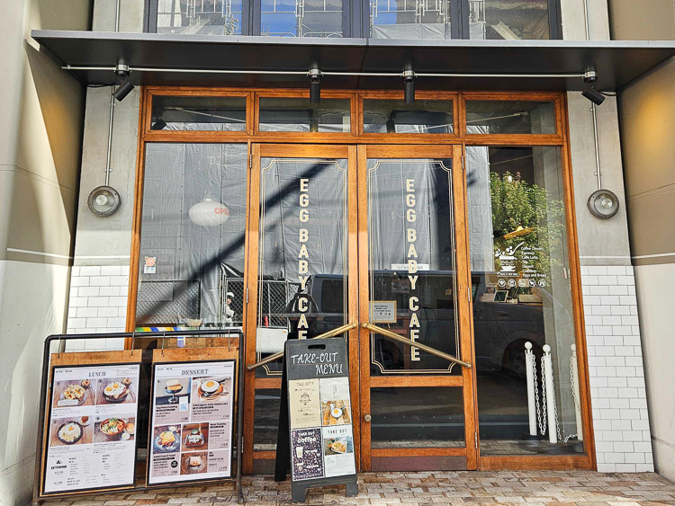 大きなガラス窓から店内の様子が伺える 