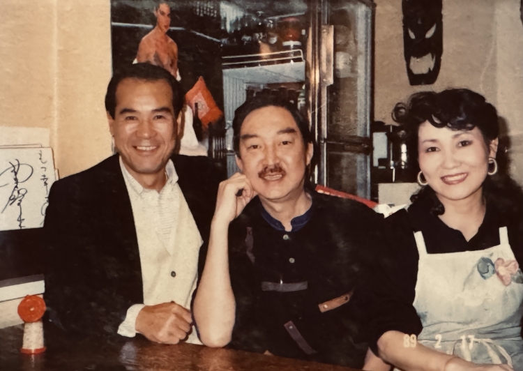 中央：松尾さんの父親で創業者の與一郎(よいちろう)さん　右：母親の芳(かおる)さん