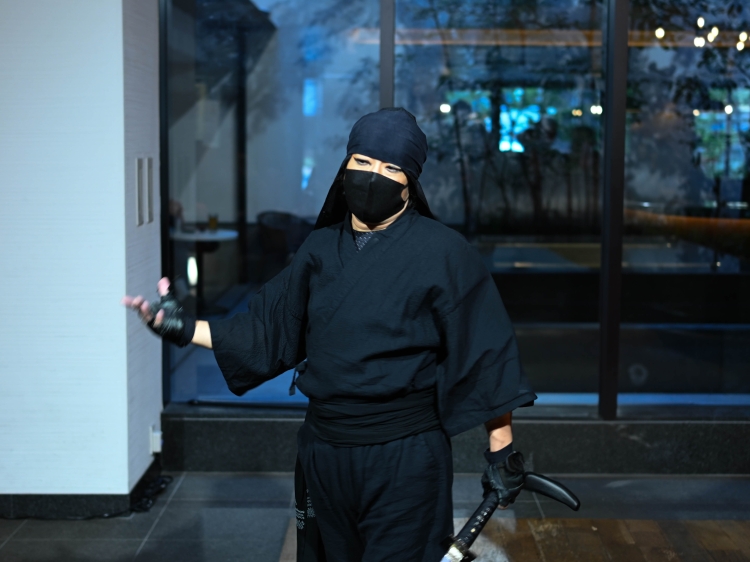 忍者ショーのイベントの演出・出演を担当する友枝じゅじゅさん 