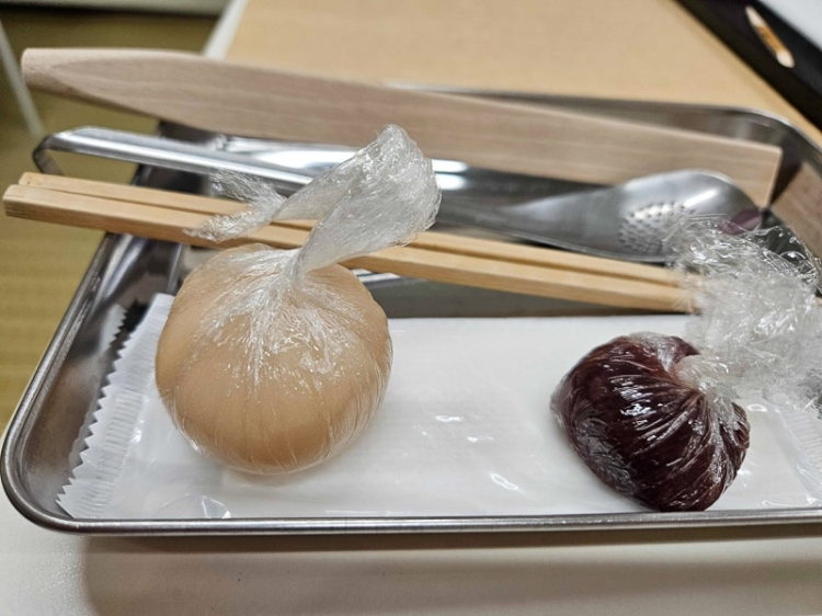 白いんげんを使用した白あん（左）、国産小豆を使用したこしあん（ 右） 