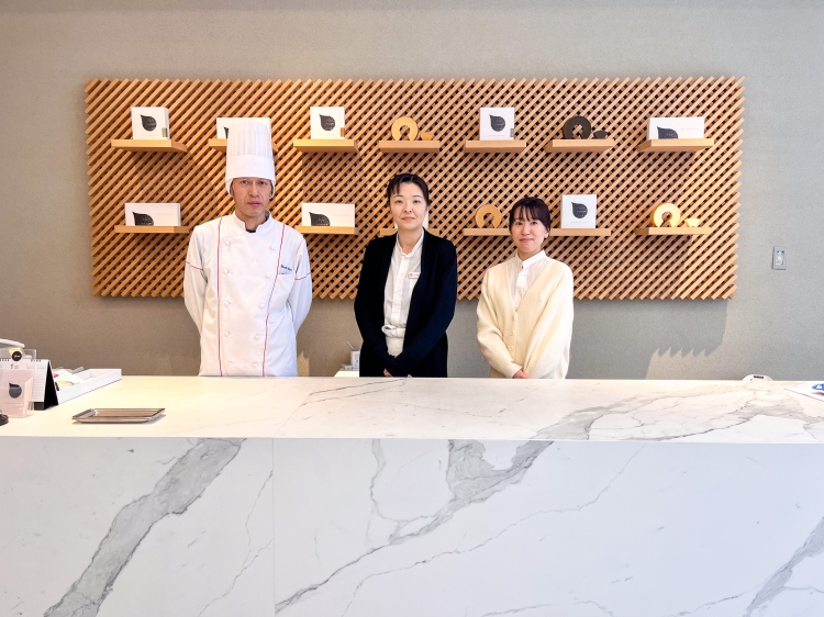 製造スタッフ（左）　販売スタッフ山本さん（中央）販売スタッフ（右） 