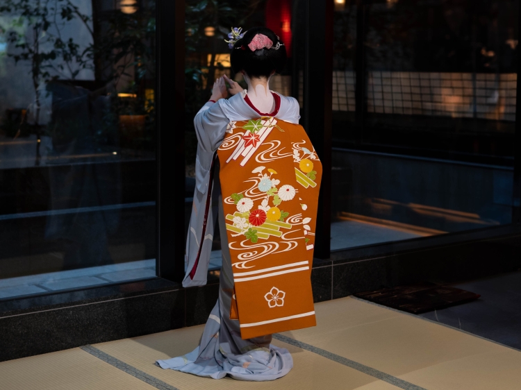 若さと華やかさを象徴する「だらり帯」 