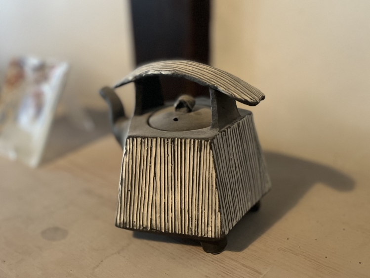 モダンな雰囲気の米澤さんの作品「ZEBRA-POT（ゼブラポット）」