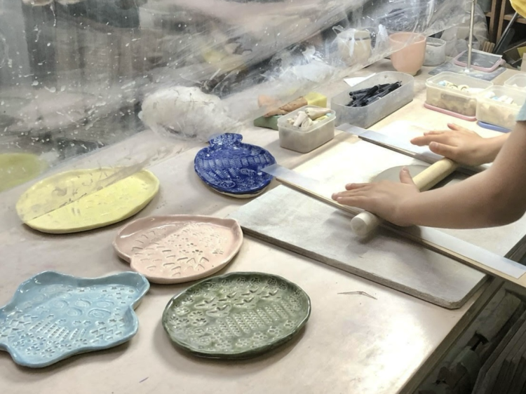 「ハンコ皿」の制作体験の様子 