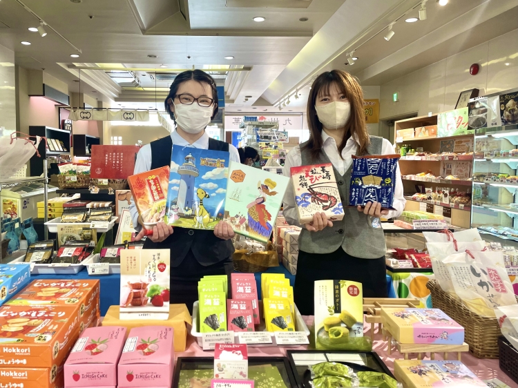オススメ商品を持つ金ヶ江さん(写真左)と山口さん(写真右)