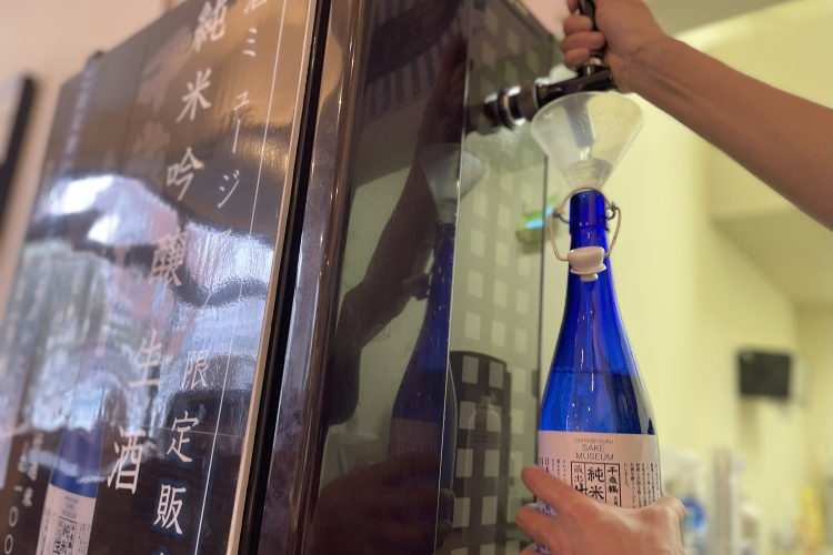 店内で直接瓶詰めをしてくれる「純米吟醸生酒」