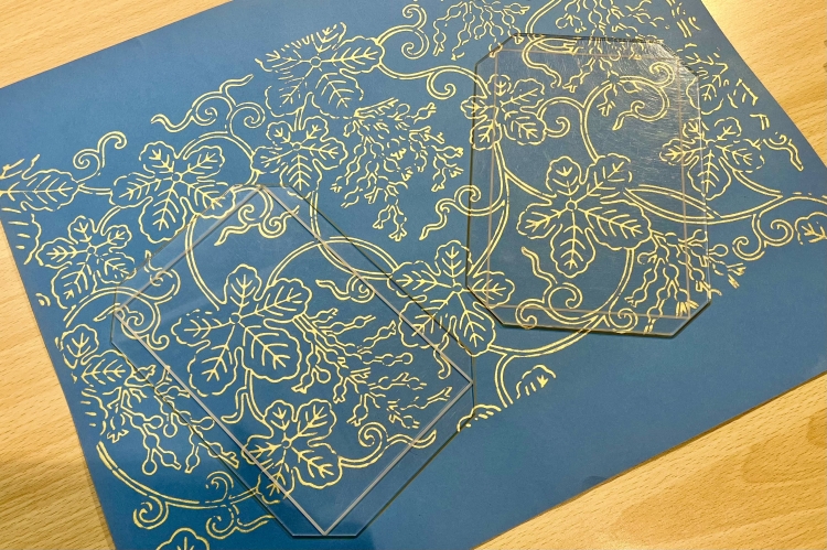 枠に合わせて御朱印帳の表紙となる部分を切り取る作業