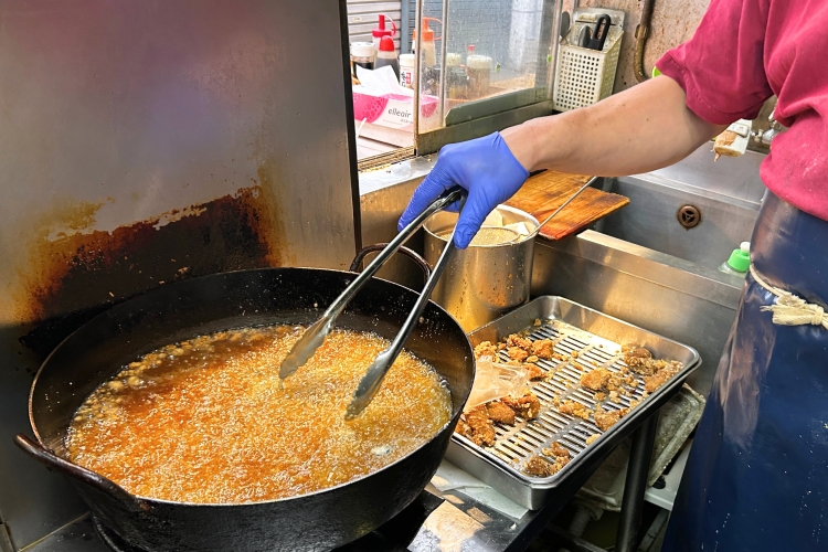 人気の総菜は店頭で揚げたてを食べられる