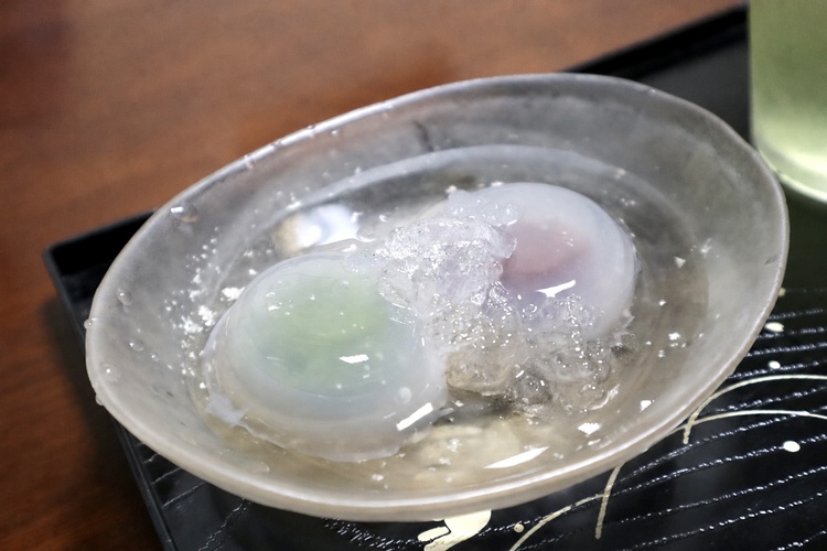大垣市の夏の風物詩「水まんじゅう」。水の都ならではの、透き通った味わい