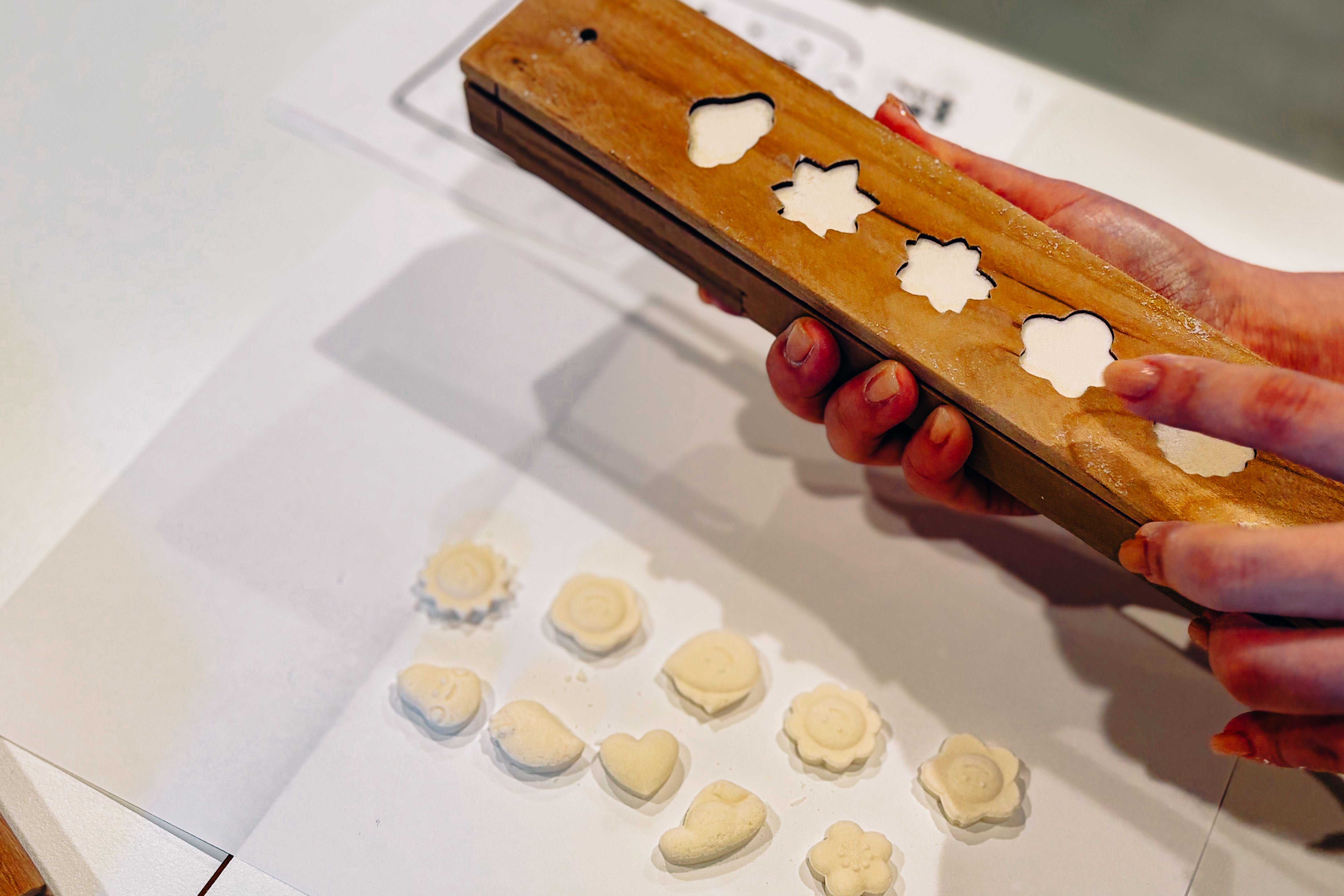“今”の和菓子を作る「UCHU wagashi」で体験するらくがん作り