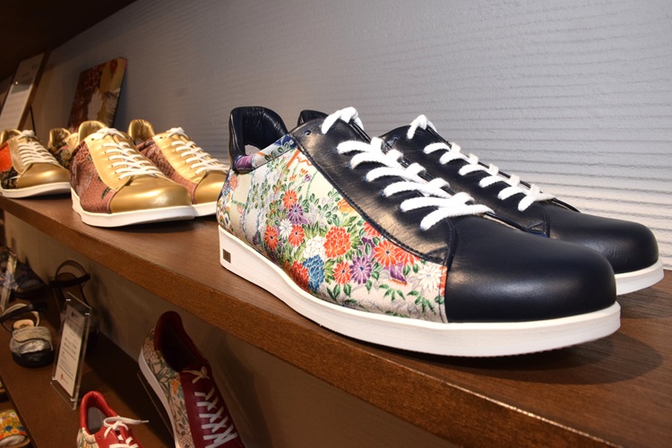 着物の柄や革の色で印象が異なる