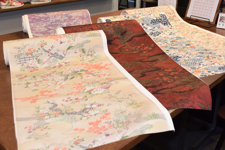 反物に戻した着物。廃棄品だったとは思えないほど美しい