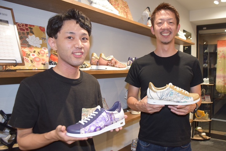 小林涼（こばやし りょう）店長 （左）と河村さん（右）