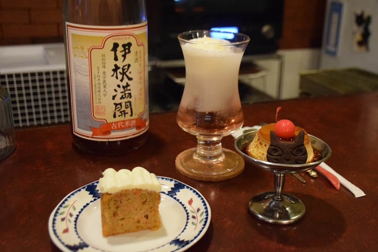 透き通るピンク色が愛らしい 「大人のクリームソーダ」（中央）