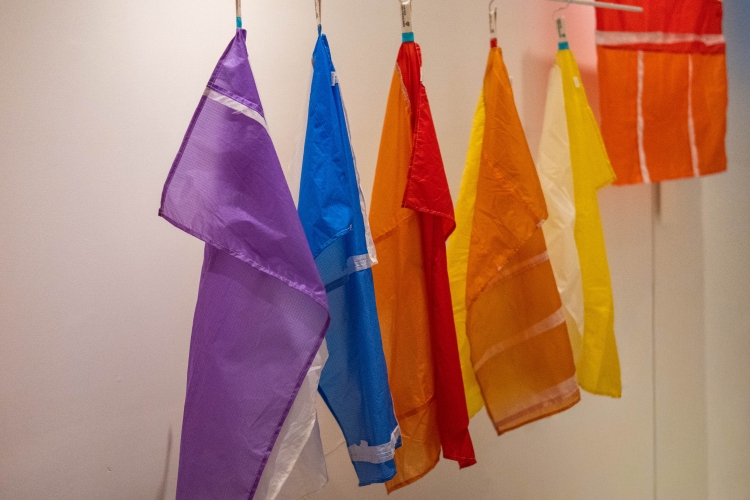 パラグライダーの生地を再利用して作られた風呂敷 