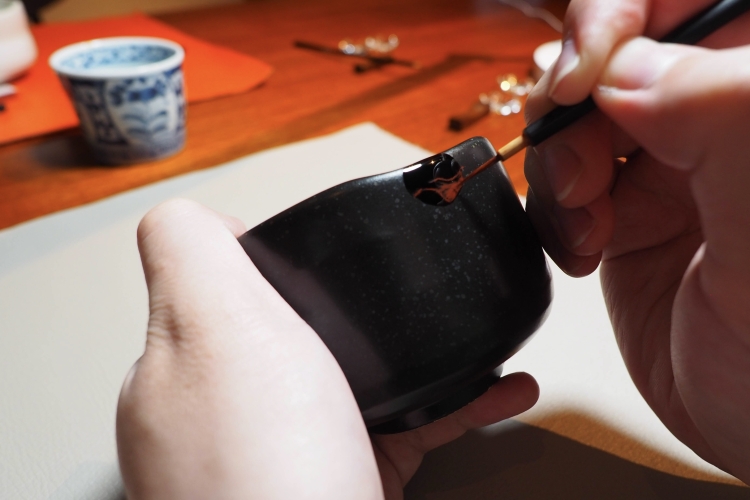 弁柄漆でオリジナルの模様を描く 