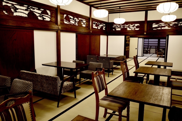 洗練された調度品が美しく、開放感のある室内 