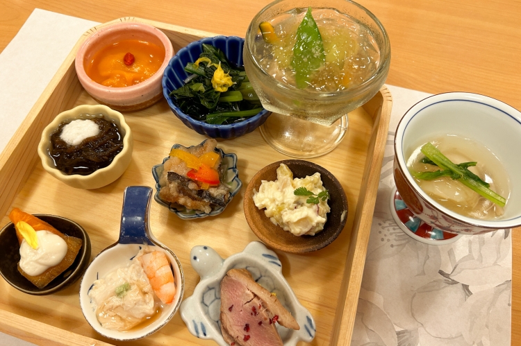 「季節野菜のサラダ仕立て」など季節を感じる小鉢が並ぶ八寸（前菜）