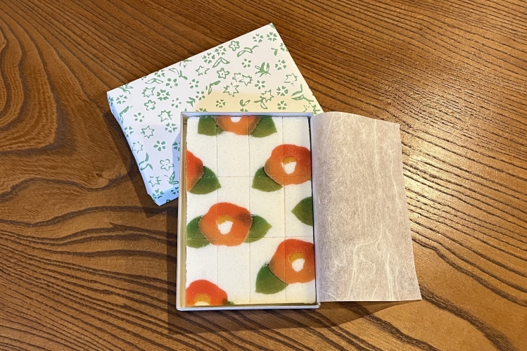 2月の絵柄「椿」が描かれた「押物」