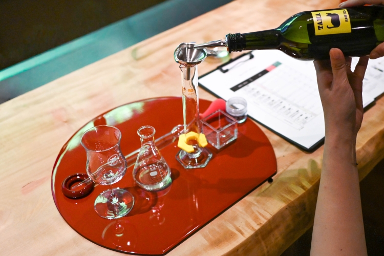 ビーカーやメスシリンダーを用いて、2〜4種類の日本酒をブレンドする様子