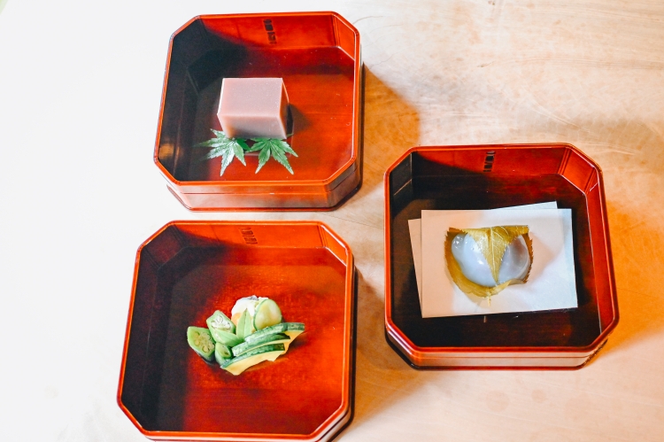 左上から時計回りに、京都の職人が作る季節の朝生菓子2種、京都の野菜を用いた無添加の漬物