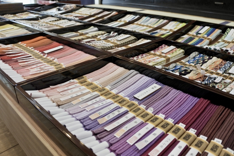 所狭しと並べられた帯締め。手作業で染め、組み上げられた紐が鮮やかなグラデーションを描く