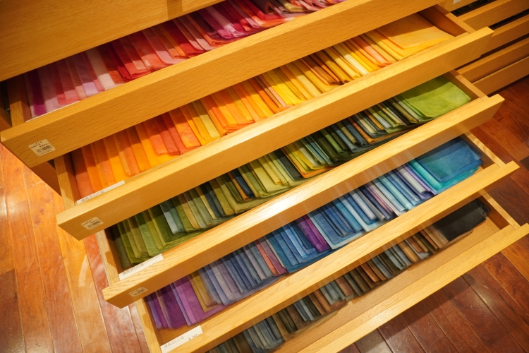 複数の色を混ぜて染め上げた色鮮やかな「典具帖紙（てんぐじょうし）」