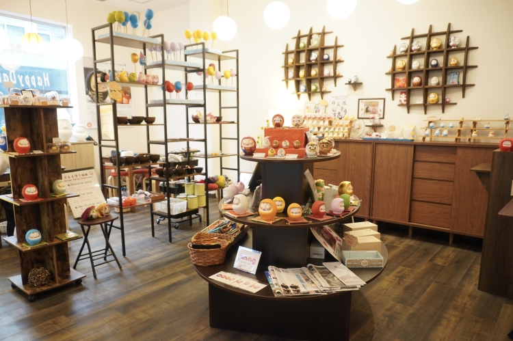 店内には色とりどりのかわいいだるまが並んでいる