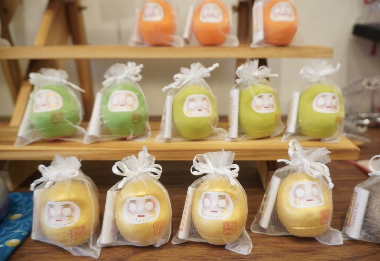 おみくじが添えられた「まめはぴ」シリーズのだるま