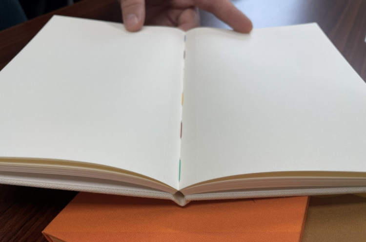 6色の糸を使う「booco」ならではの工夫が見える「糸かがり綴じ」 