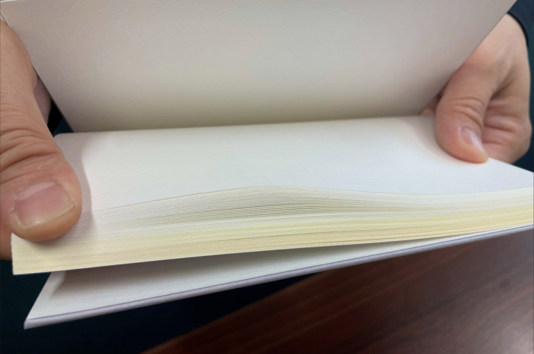 色や質感が異なる紙で作られたノート 