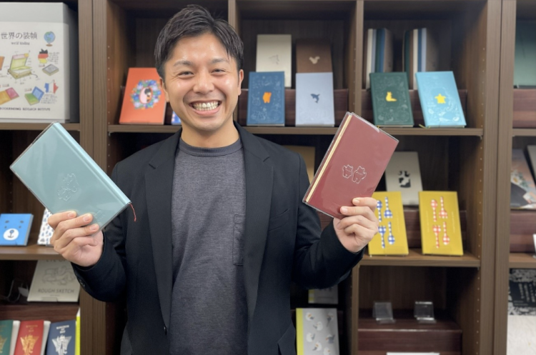 本を手に取ると、つい糊付けや製本技術を見てしまうという今村さん 