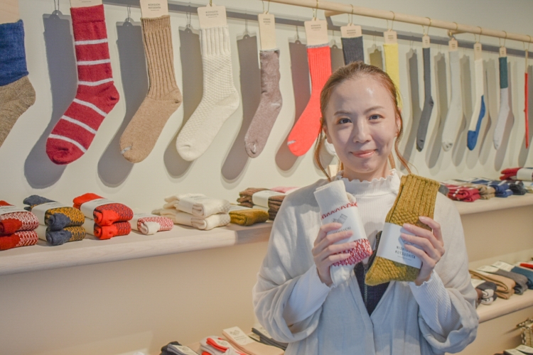 「NISHIGUCHI KUTSUSHITA STORE TOKYO」の店長、竹山春香（たけやま はるか）さん