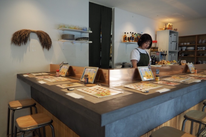 店内はすべてカウンター席 