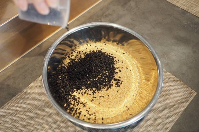 黒米と玄米（いずれも「にこまる」）をブレンドした「mitoho」オリジナルの健米 