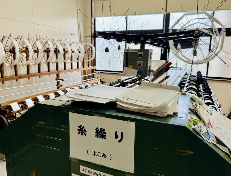 染め上がった絹糸を使いやすい形に巻き直す工程「糸繰(いとく)り」
