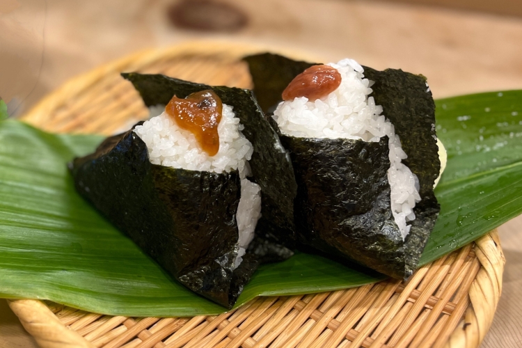 青唐辛子を混ぜて作る「南蛮味噌」(左)と、強い酸味が特徴の「藤五郎梅」